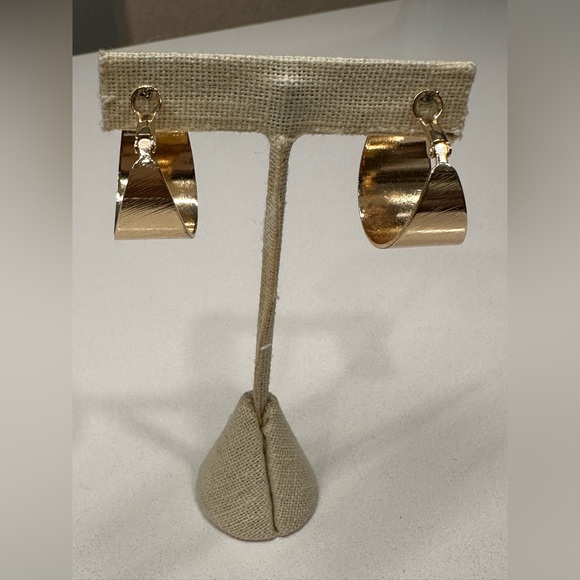 Textured Chunky Hoop Earrings - Picture 3 of 6